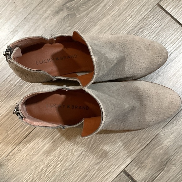 Lucky Brand Powe Taupe Suede Ankle Boots Stacked Heel size 7 - Picture 2 of 11